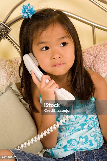 На Телефоне — стоковые фотографии и другие картинки 6-7 лет - 6-7 лет, Азиатского и индийского происхождения, В полный рост