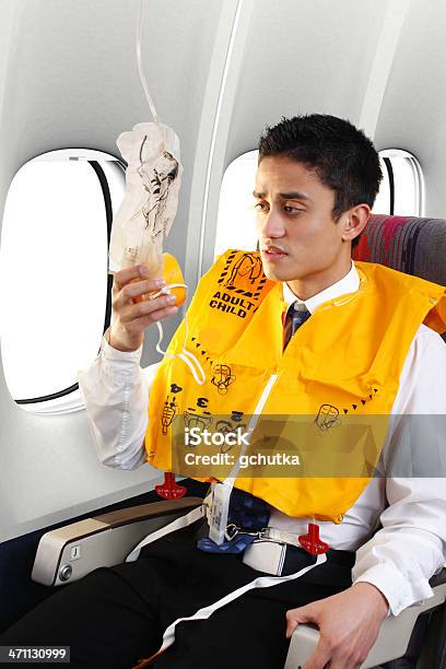 Passeggero Indossando Un Giubbotto Di Salvataggio - Fotografie stock e altre immagini di Aeroplano - Aeroplano, Macchina per l'ossigeno, Maschera per l'ossigeno