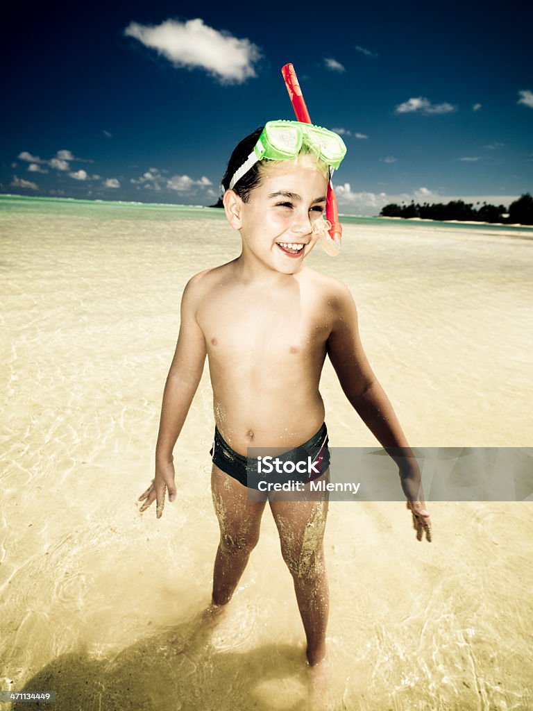 Young boy divirtiéndose en la playa - Foto de stock de Natación libre de derechos