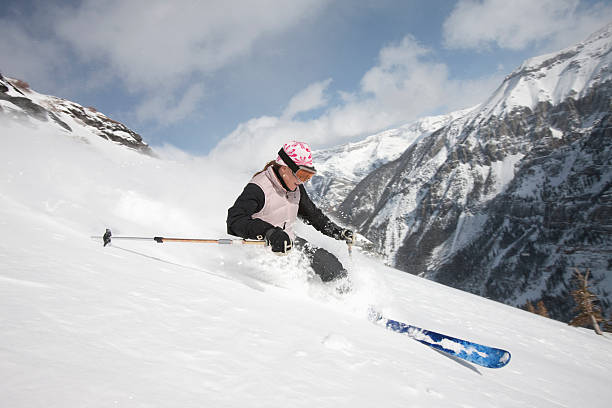 여자 스키타기 on 담그다 기울기 - skiing powder snow snow telluride 뉴스 사진 이미지