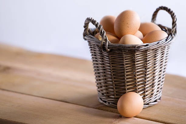 Cesto di uova fresche - foto stock