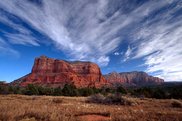 istock Courthouse Butte and Lee Mountain in Sedona 471135591