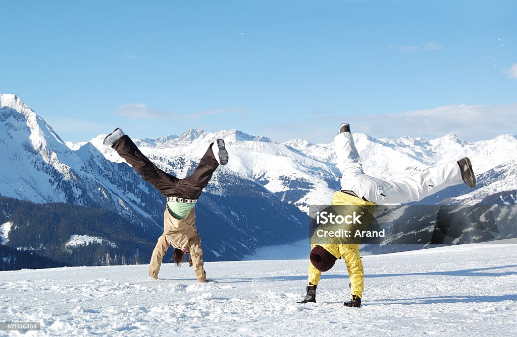 Młodzi ludzie w ski resort - Zbiór zdjęć royalty-free (Akrobata)