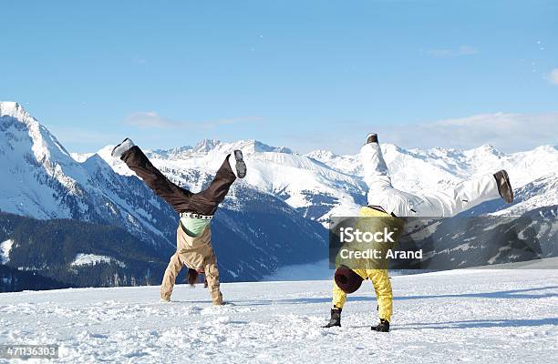 Jovens Na Estância De Esqui - Fotografias de stock e mais imagens de Acrobata - Acrobata, Adulto, Alpes Europeus