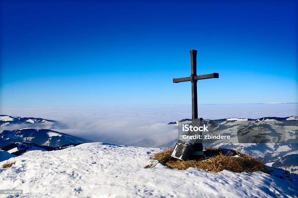 Alpine cruce en el pico de la montaña - Foto de stock de 2000-2009 libre de derechos