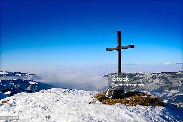 Alpine Krzyża Na Szczycie Góry - zdjęcia stockowe i więcej obrazów 2000-2009 - 2000-2009, Alpy, Alpy Szwajcarskie