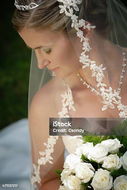 Porträt Von Jungen Braut Tragen Hochzeit Kleid Stockfoto und mehr Bilder von Blumenbouqet - Blumenbouqet, Braut, Ehefrau