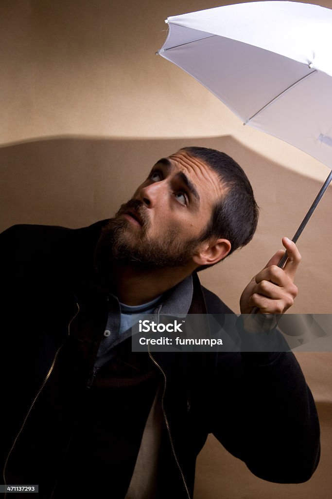 Homem barbudo segurando um guarda-chuva - Foto de stock de Adulto royalty-free