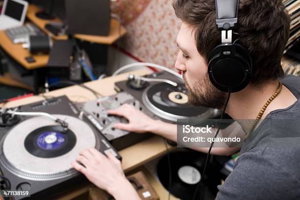 Schönen Kaukasischen Junger Mann Djdatensätze In Music Studio Stockfoto und mehr Bilder von DJ