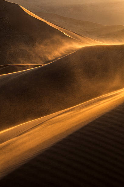 tormenta de arena en sossusvlei - great sand sea fotografías e imágenes de stock