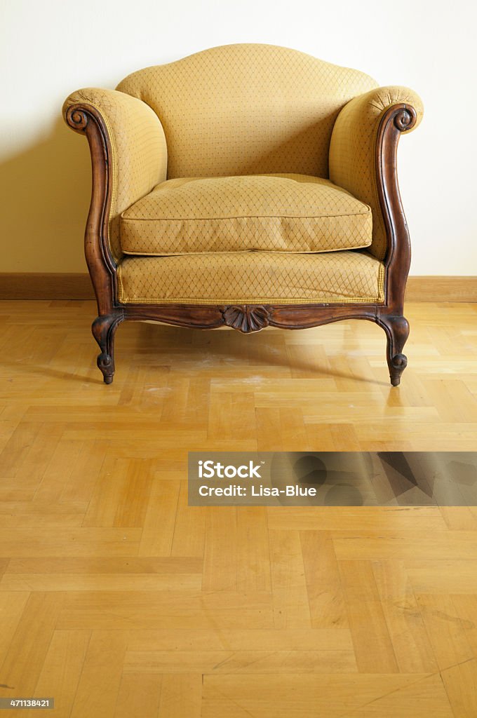 Vintage giallo Armchair.Copy spazio - Foto stock royalty-free di Accogliente