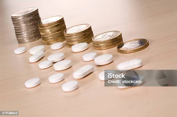 Moedas De Libra Custo De Saúde E Médicos Comprimido - Fotografias de stock e mais imagens de Símbolo do Euro