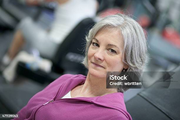 Mujer Madura Serie De Ejercicios Foto de stock y más banco de imágenes de 40-49 años - 40-49 años, 45-49 años, 50-54 años