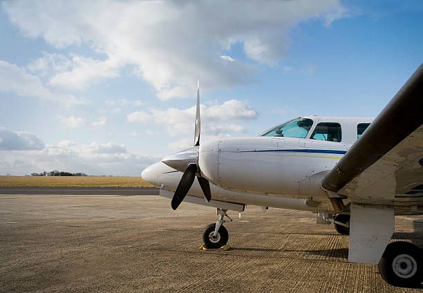 de motor geminado aeronave na pista - twin propeller - fotografias e filmes do acervo