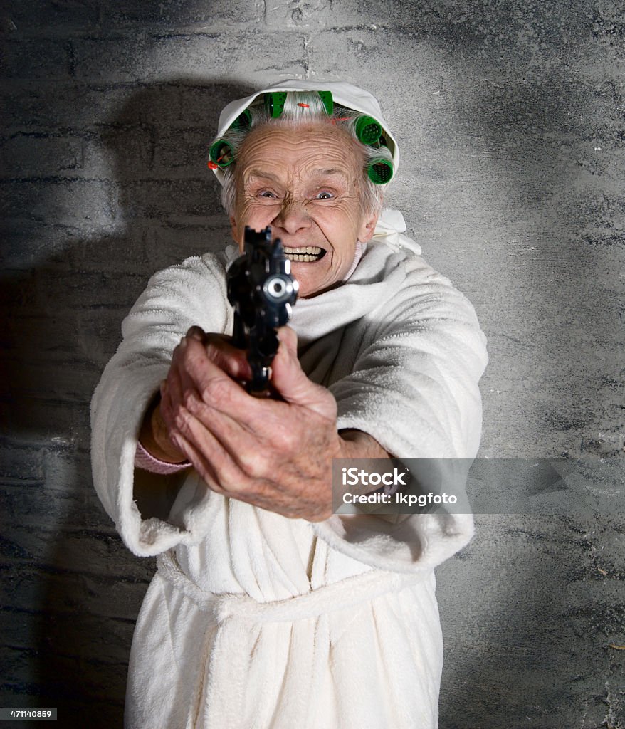 Grandma с пистолет - Стоковые фото Пожилые женщины роялти-фри