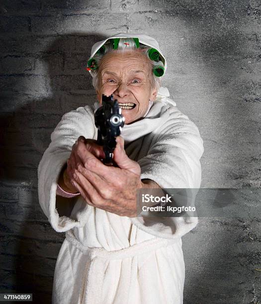 Grandma С Пистолет — стоковые фотографии и другие картинки Пожилые женщины - Пожилые женщины, Бабушка, Гнев
