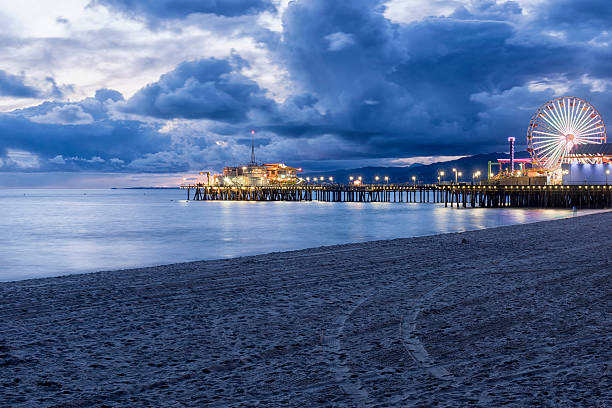 санта-моника бич - santa monica pier santa monica beach night amusement park стоковые фото и изображения