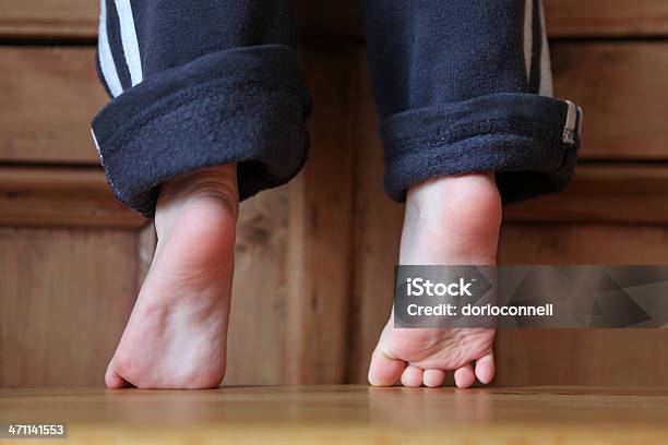 닿음 아이에 대한 스톡 사진 및 기타 이미지 - 아이, 발끝으로 서있기, 맨발
