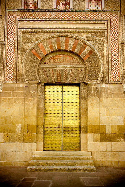 ゴールドのドア - la mezquita cathedral ストックフォトと画像