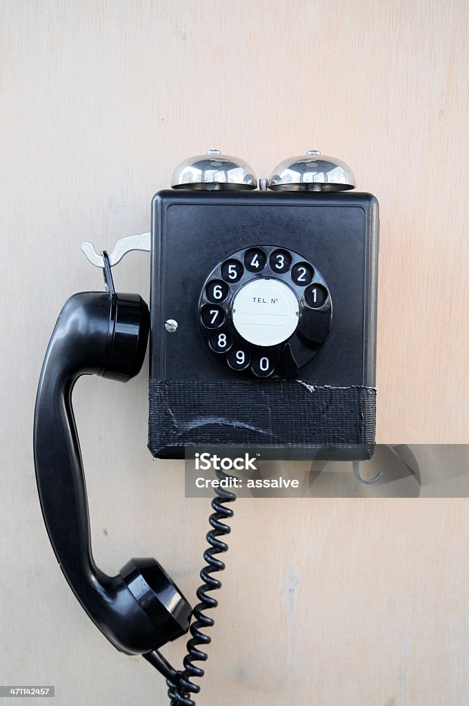 Telefon z tarczą numerową w starej telefonu publicznego - Zbiór zdjęć royalty-free (Numer telefonu)