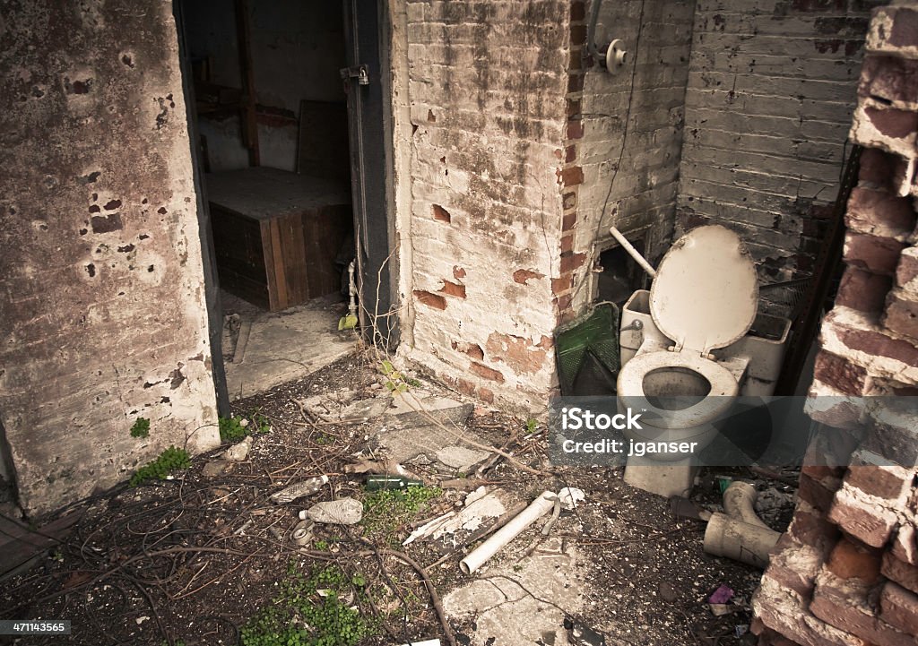 Грубый Старый туалет - Стоковые фото Разбивать роялти-фри