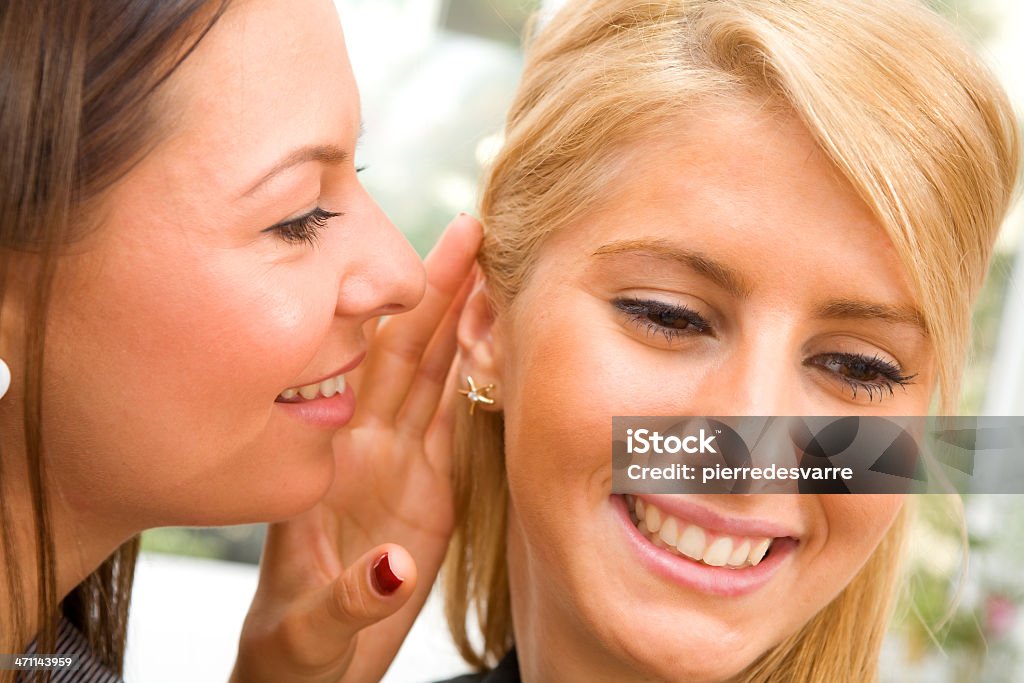 Zwei junge Schöne Frauen chating-Klatsch - Lizenzfrei Blondes Haar Stock-Foto