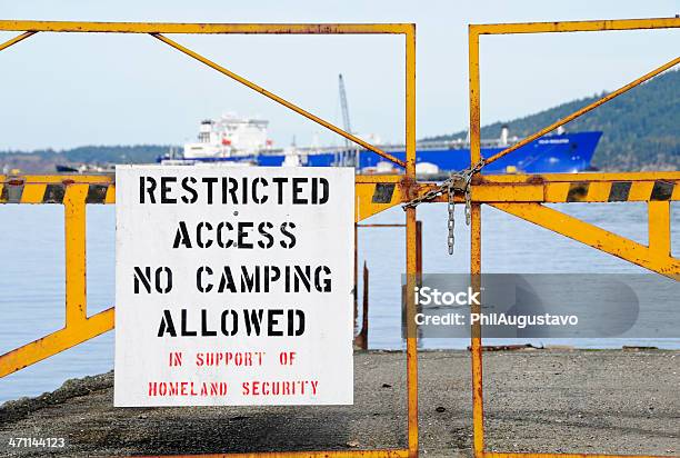 Accesso Limitato Alla Raffineria Di Petrolio - Fotografie stock e altre immagini di Acqua - Acqua, Affari finanza e industria, Albero