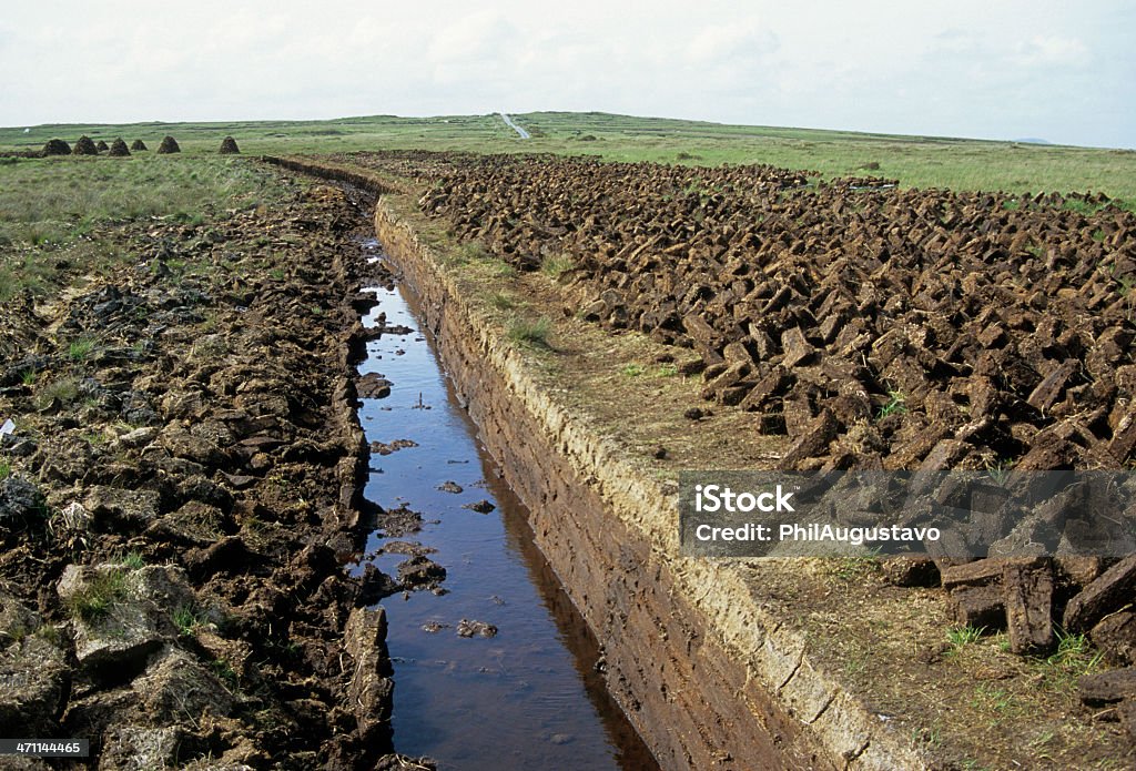 Turf tijolos providenciados para secar na Irlanda - Foto de stock de Lamaçal royalty-free