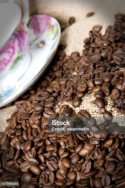 Kaffee Kaffeebohnen Stockfoto und mehr Bilder von Bildschärfe - Bildschärfe, Braun, Farbiger Hintergrund