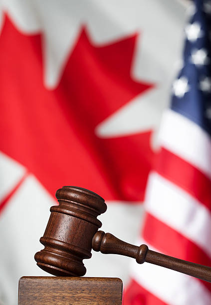 marteau de juge avec drapeaux américains et canadiens - canadian flag flag trial justice photos et images de collection