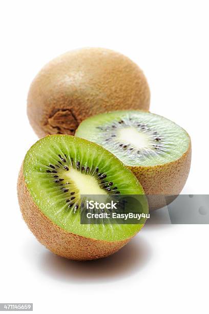 Kiwis Foto de stock y más banco de imágenes de Blanco - Color - Blanco - Color, Comidas y bebidas, Corte transversal