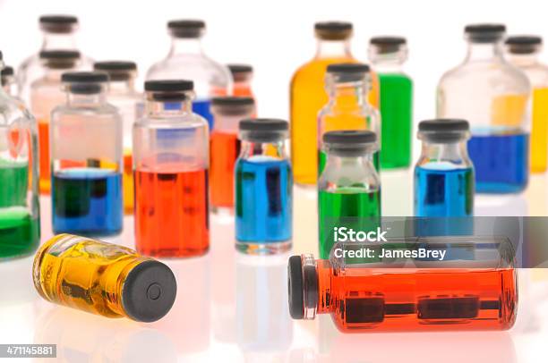 Foto de Colorido Medicina Desenvolvimento De Vacinas Viles Drogas Medical Research Lab Assistência Médica e mais fotos de stock de Bactéria