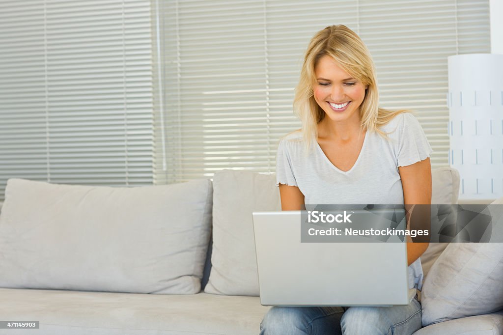 Sorrindo Jovem mulher trabalhando no laptop - Foto de stock de 20 Anos royalty-free