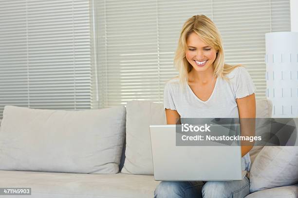 Foto de Sorrindo Jovem Mulher Trabalhando No Laptop e mais fotos de stock de 20 Anos - 20 Anos, 20-24 Anos, Adulto