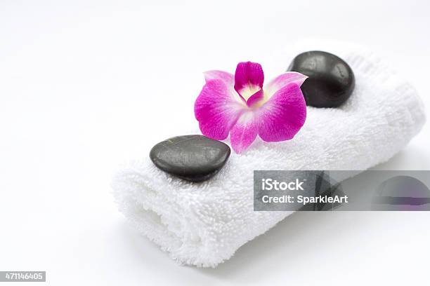 Massage Steine Mit Handtuch Und Schöne Rosa Orchidee Blume Stockfoto und mehr Bilder von Asien