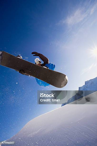 Snowboard Skok - zdjęcia stockowe i więcej obrazów Bezpośrednio poniżej - Bezpośrednio poniżej, Snowboard, Biały