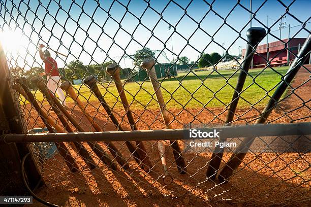 Battere Practice Sul Campo - Fotografie stock e altre immagini di Allenamento - Allenamento, Altalena, Baseball