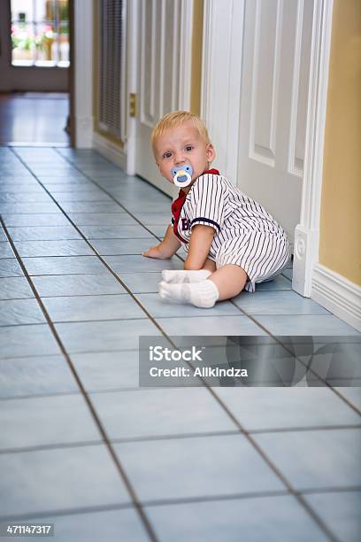 Pasi Maluch Na Tile Floor - zdjęcia stockowe i więcej obrazów 12-17 miesięcy - 12-17 miesięcy, Blond włosy, Błękitne oczy