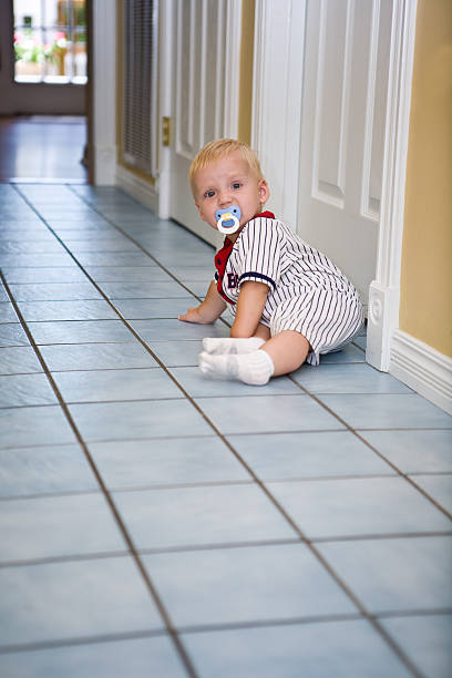 pasi criança pequena no chão de mosaico - baby tile crawling tiled floor imagens e fotografias de stock