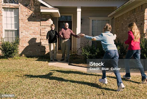 Nietos Corriendo A Los Abuelos Foto de stock y más banco de imágenes de Correr - Correr, Abuela, Casa