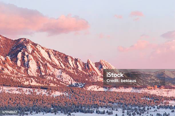 Photo libre de droit de Lever Du Soleil Sur Les Montagnes Flatirons banque d'images et plus d'images libres de droit de Boulder - Boulder, Hiver, Rocher