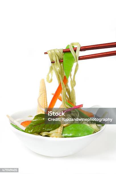 Spaghetti Con Verdure - Fotografie stock e altre immagini di Alimentazione sana - Alimentazione sana, Bacchette cinesi, Bianco