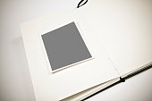 leere-bilderrahmen-in-einem-notizbuch.jp