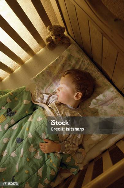 Niño Dormitorio Foto de stock y más banco de imágenes de Cuna - Cuna, Dormir, Niño