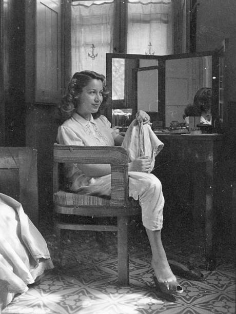 jovem mulher no quarto de hotel em 1941 - 1941 imagens e fotografias de stock