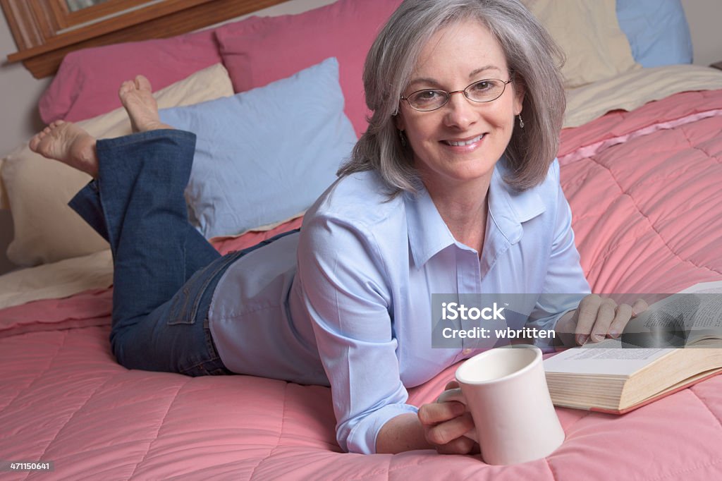 Frau entspannend mit Kaffee und Buch (XXL - Lizenzfrei 40-44 Jahre Stock-Foto