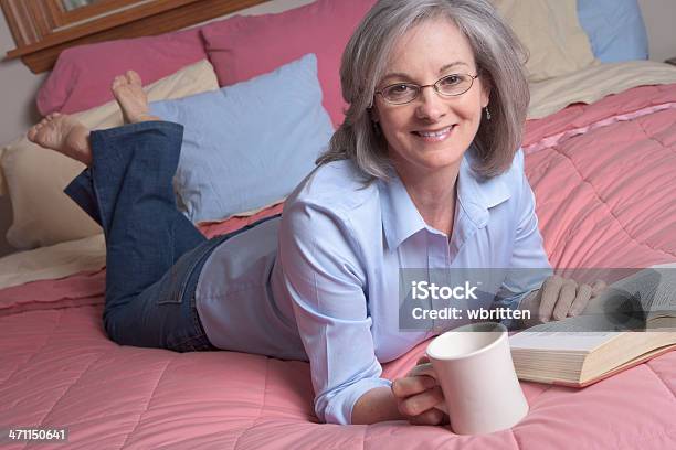 Frau Entspannend Mit Kaffee Und Buch Xxl Stockfoto und mehr Bilder von 40-44 Jahre - 40-44 Jahre, 45-49 Jahre, 50-54 Jahre