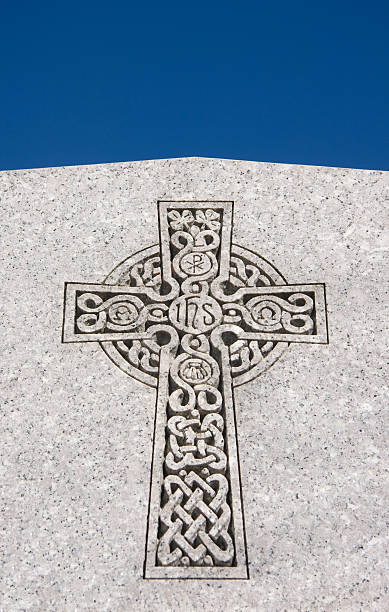 кельтский крест - celtic cross cross shape blue vertical стоковые фото и изображения