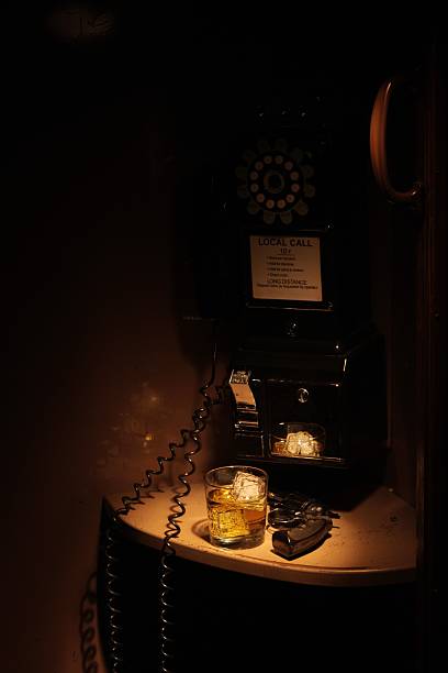 film-noir-phone booth-raue nacht - film noir style telephone booth gun whisky stock-fotos und bilder