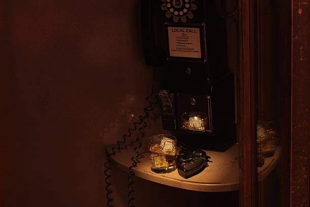 film noir 전화 부스-스카치, 권총 - film noir style telephone booth gun whisky 뉴스 사진 이미지